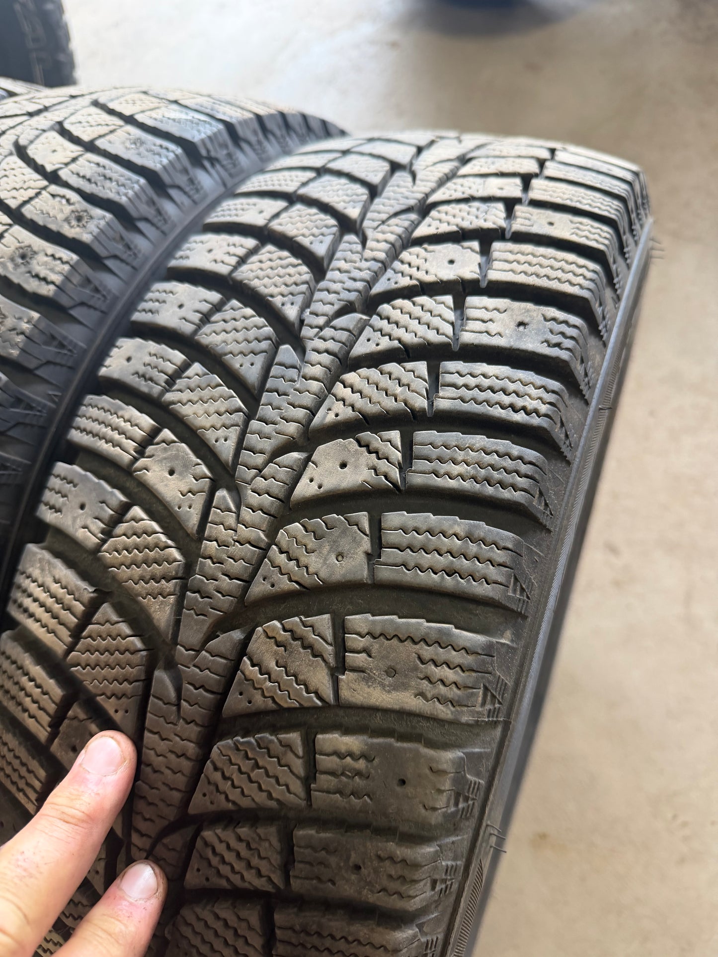4 pneus d hiver 195/65r15 laufenn a l état neuf