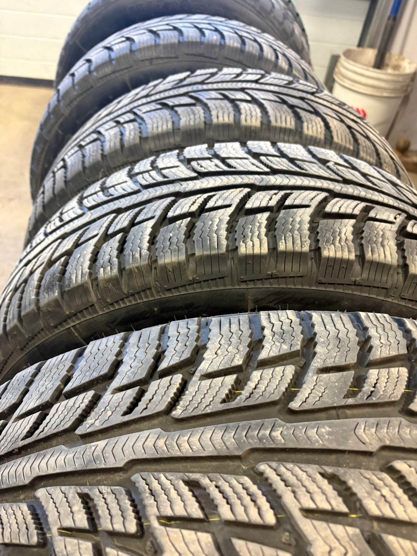 4 pneus d hiver 215/65r16 bf goodrich a l état neuf