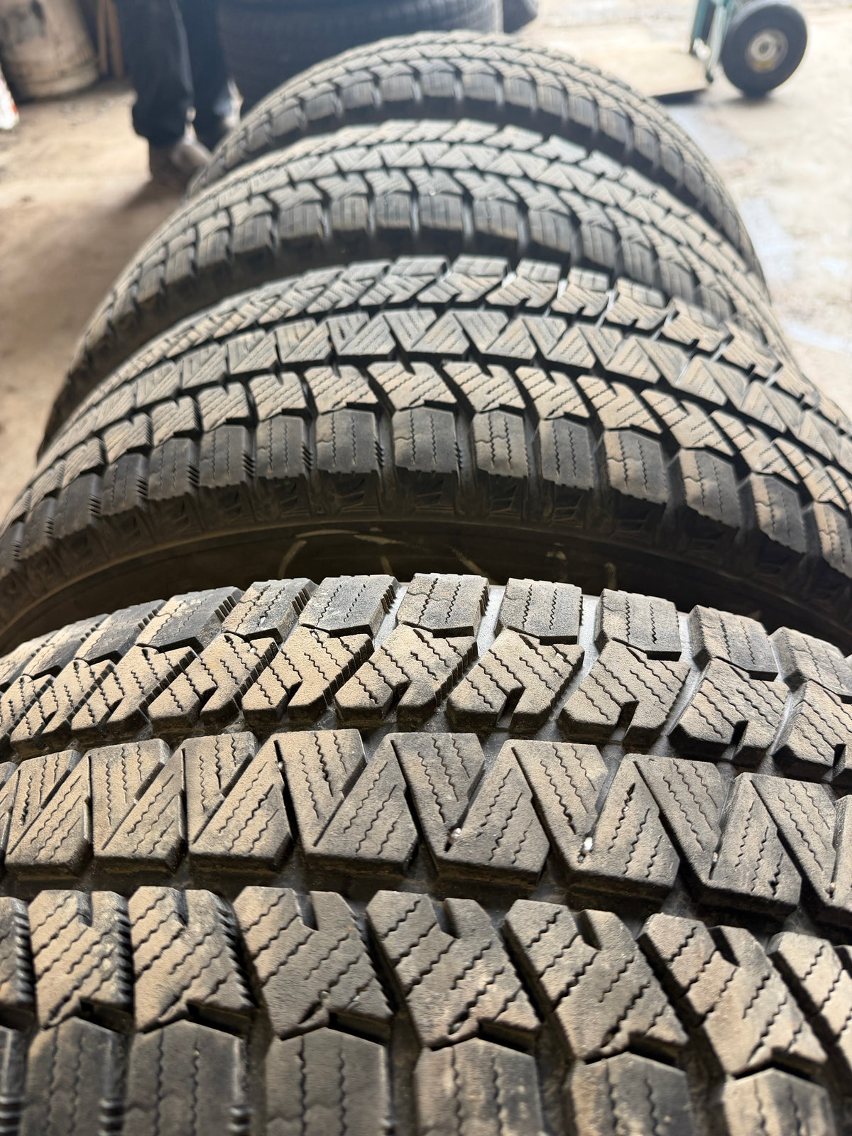 4 pneus d hiver 225/65r17 bridgestone en tres bon état