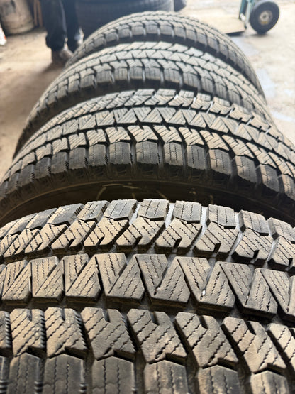 4 pneus d hiver 225/65r17 bridgestone en tres bon état