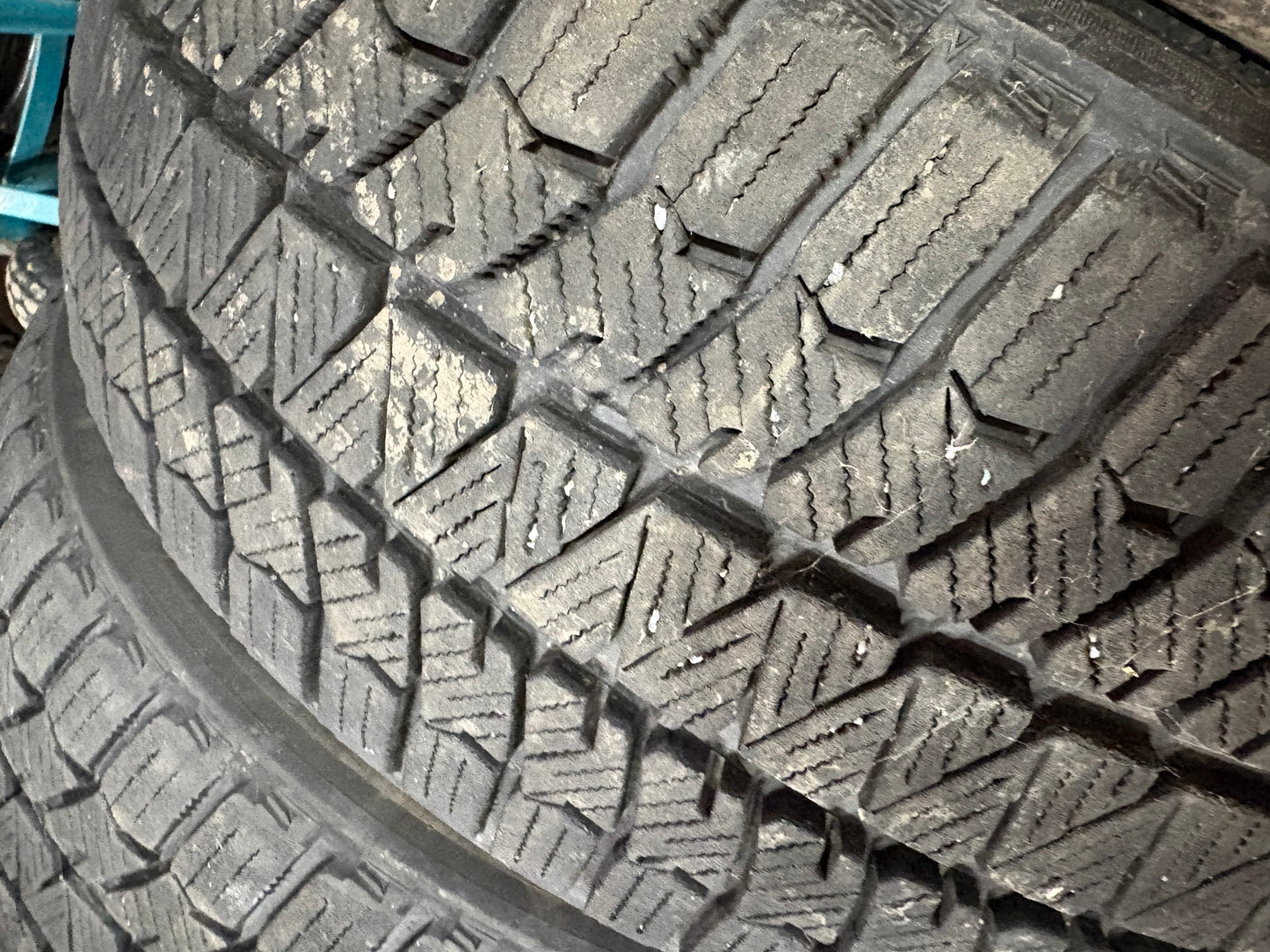 4 pneus d hiver 2x 225/40r18 et 2x 255/35r18 Bridgestone a l état neuf