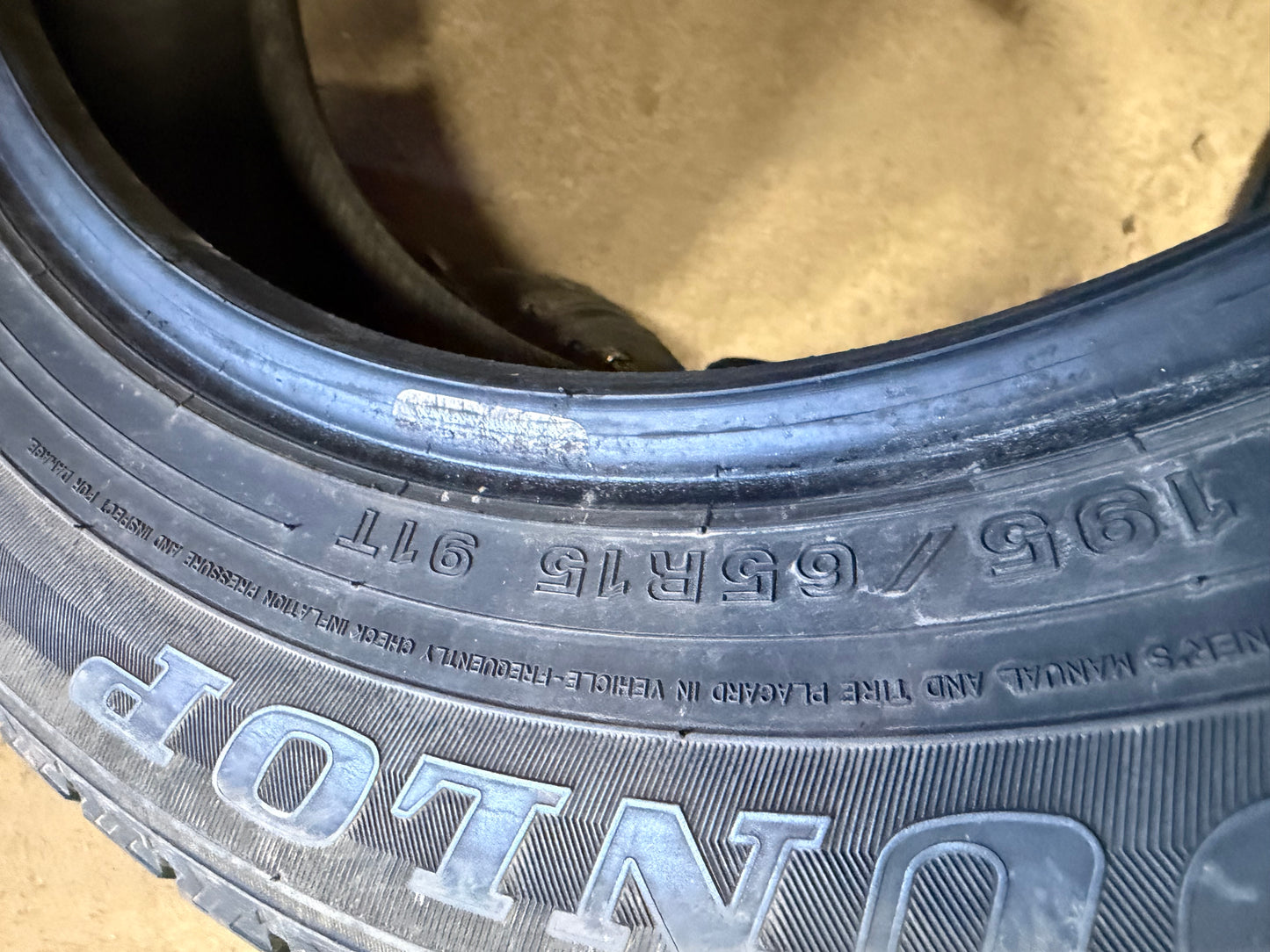 4 pneus d hiver 195/65r15 dunlop