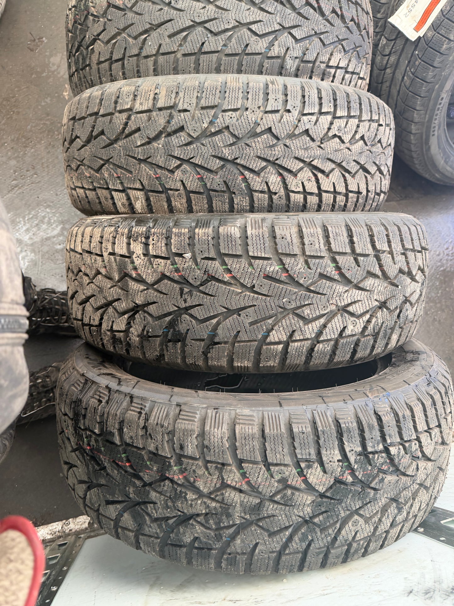 4 pneus d hiver 225/55r18 toyo a l état neuf