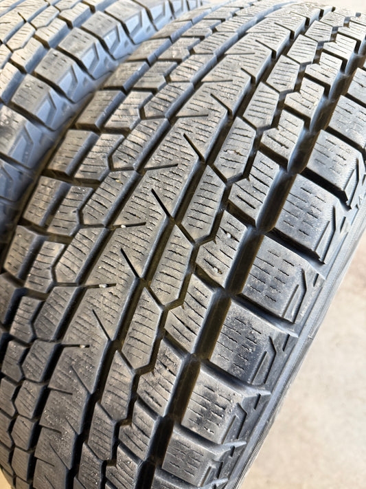4 pneus d hiver 215/70r16 Yokohama en tres bon état