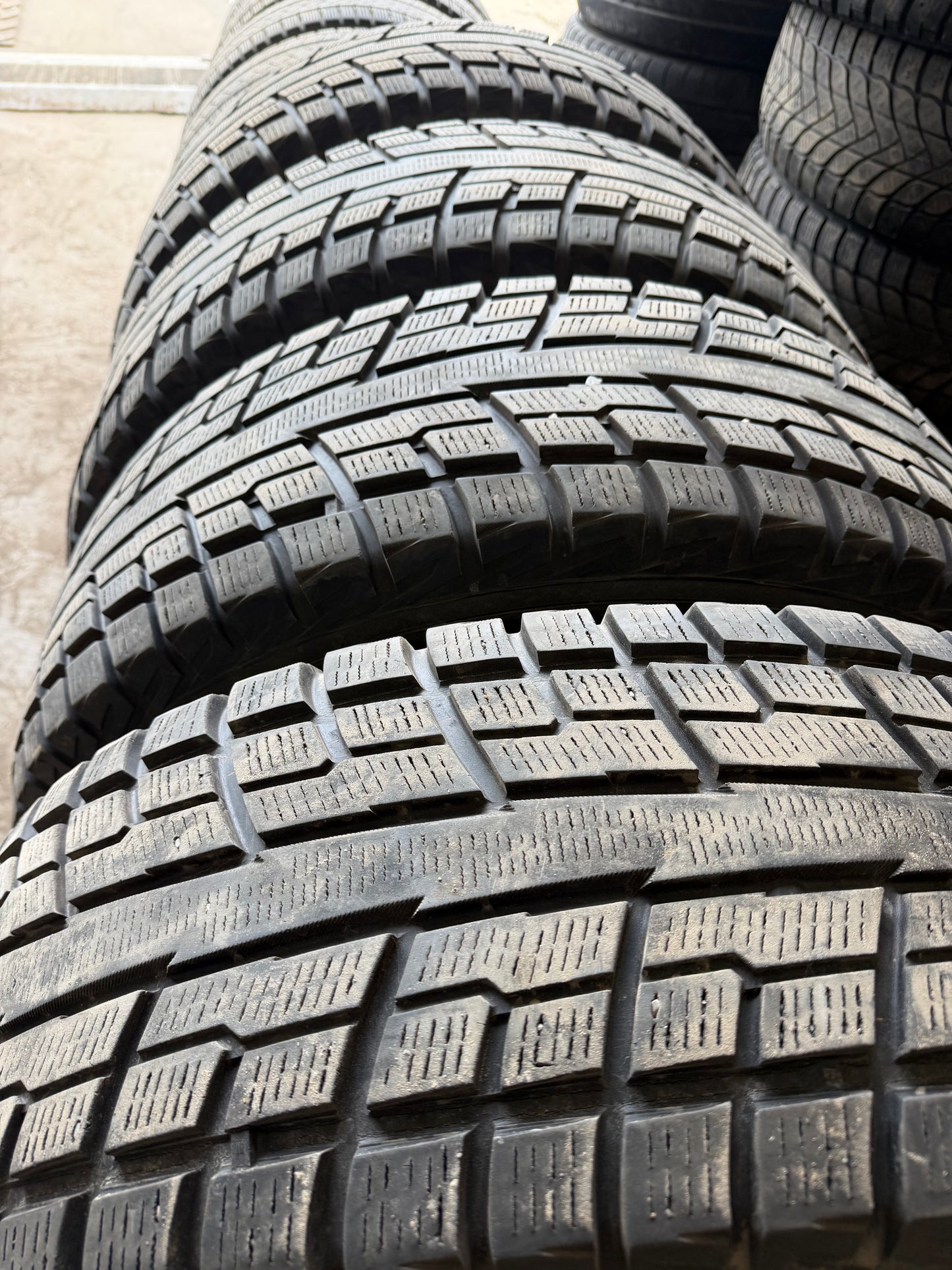 4 pneus d hiver 265/70r17 Yokohama a l etat neuf