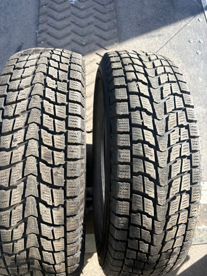 2 pneus d hiver 225/65r17 dunlop en bon etat