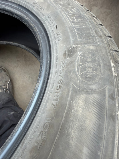 2 pneus d ete 225/65r17 Michelin en bon état