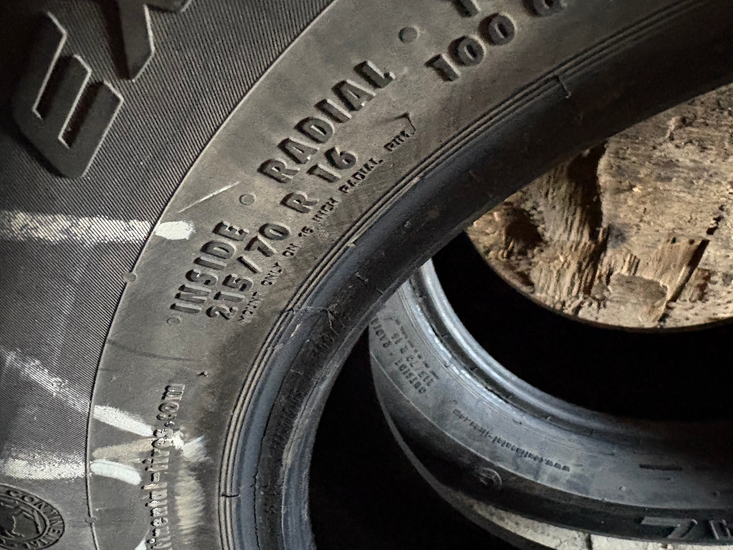 2 pneus d hiver 215/70r16 continental en bon état