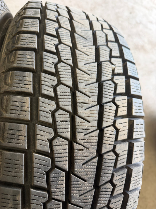 4 pneus d hiver 215/60r17 Yokohama a l état neuf