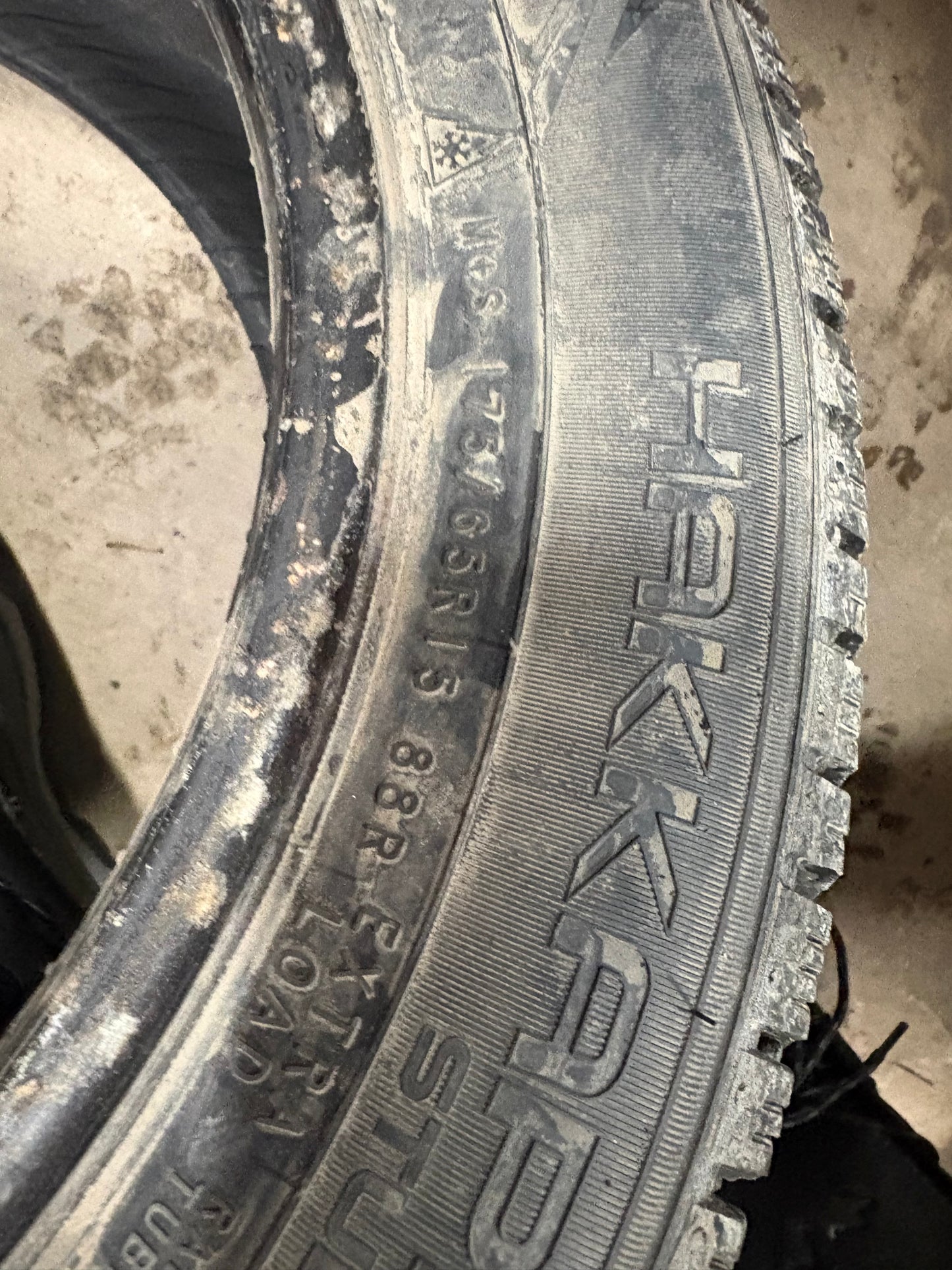 4 pneus d hiver 175/65r15 nokian en tres bon état