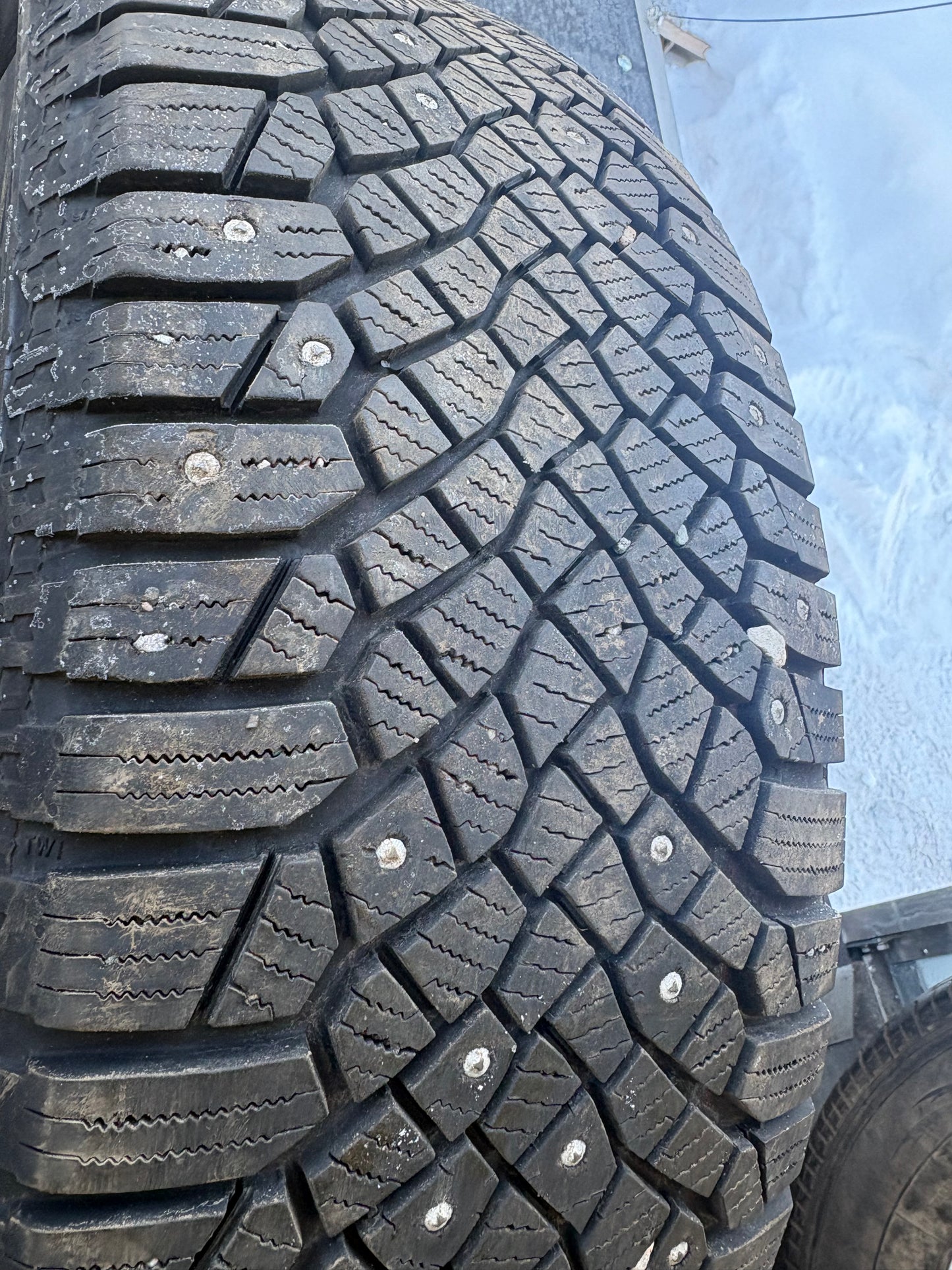 2 pneus d hiver 235/65r17 continental a clous en bon état