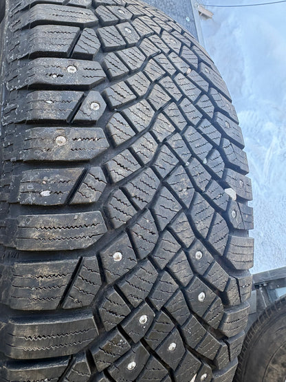2 pneus d hiver 235/65r17 continental a clous en bon état