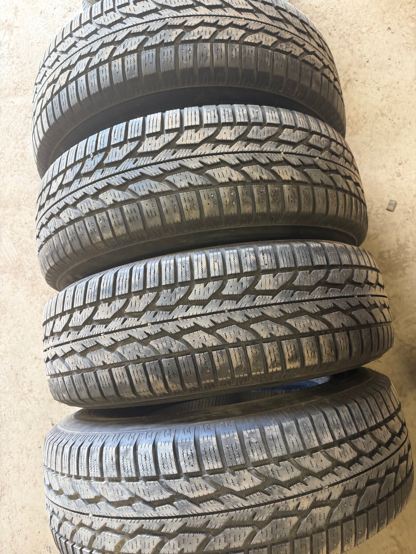 4 pneus d hiver 245/70r17 firestone en tres bon etat