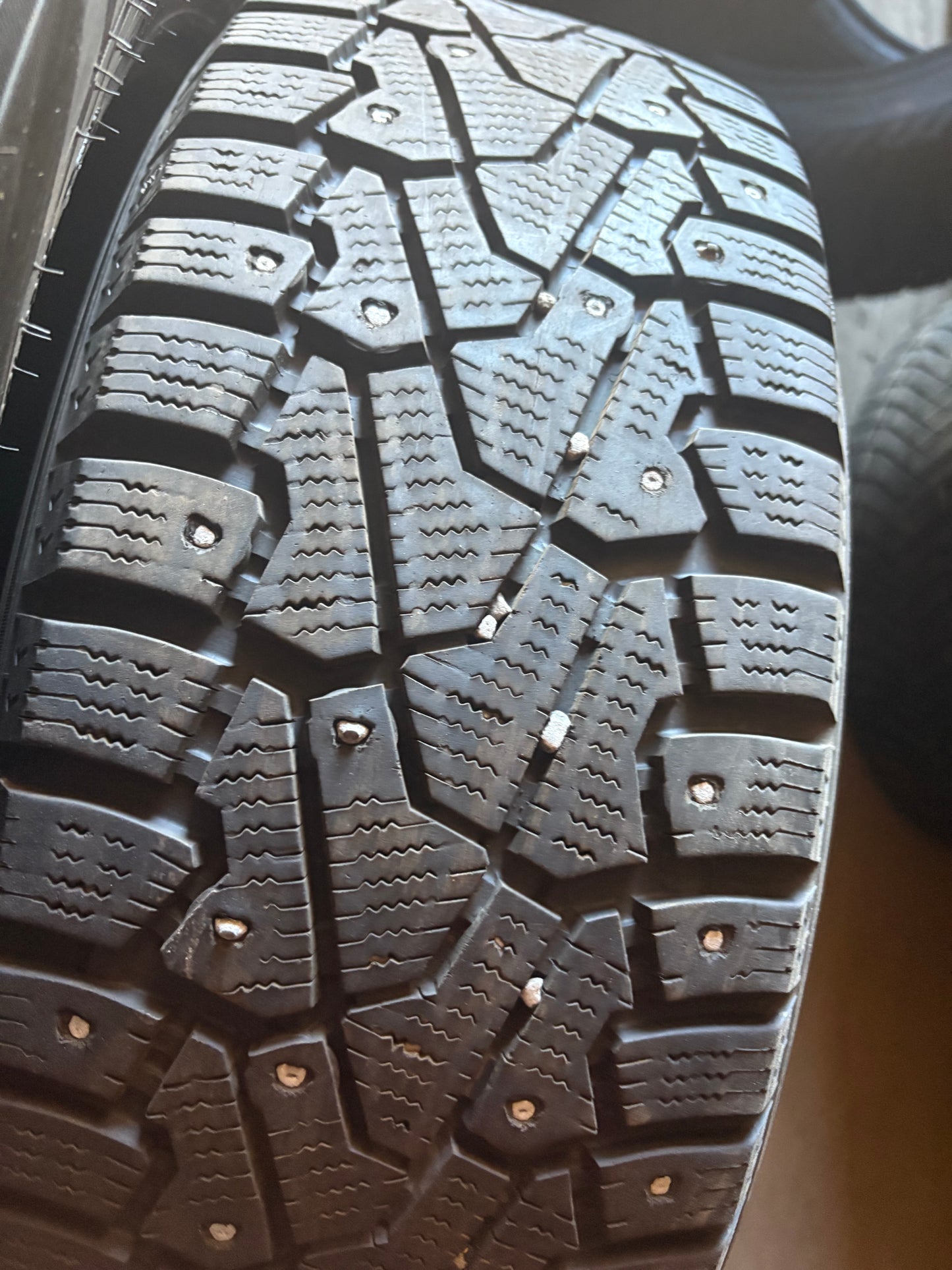 1 pneu d hiver 195/65r15 pirelli a clous