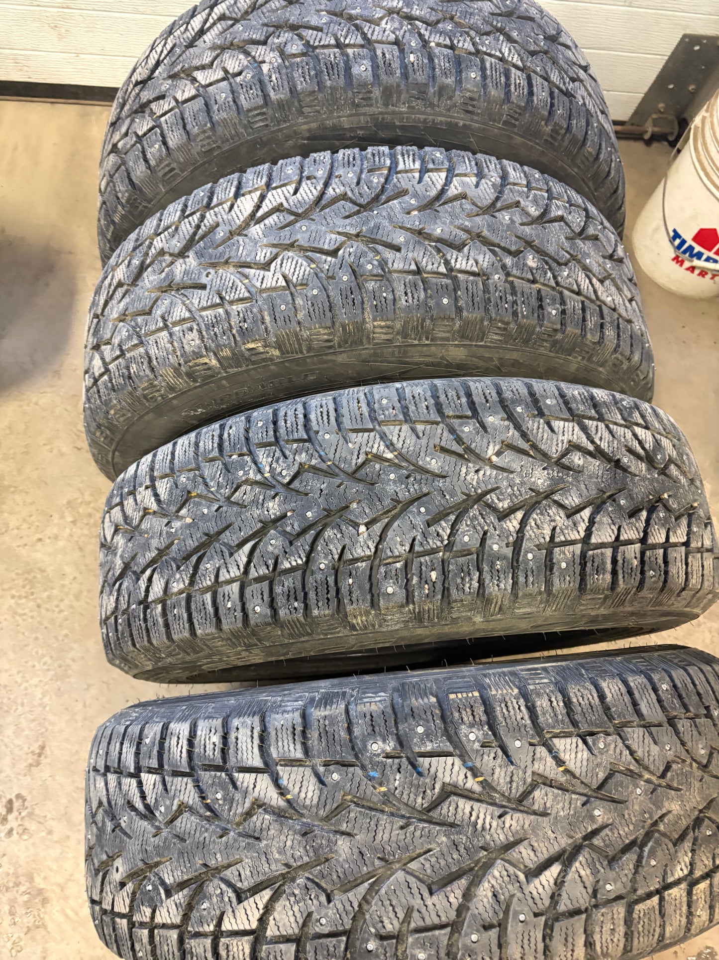 4 pneus d hiver 235/65r18 toyo a clous a l etat neuf