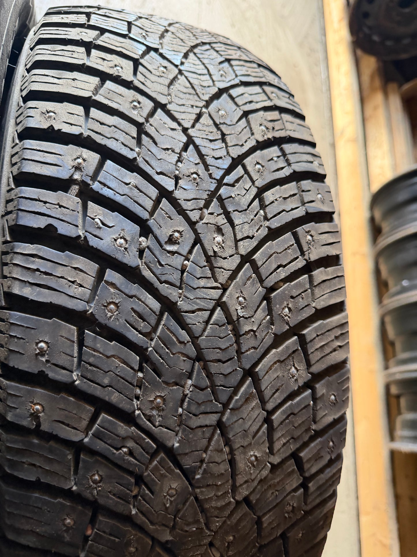 2 pneus d hiver 235/60r17 triangle à clous