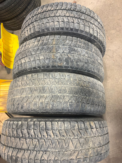 4 pneus d hiver 215/65r16 Bridgestone en tres bon état