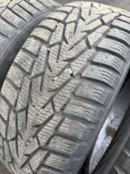 4 pneus d hiver 195/55r16 nokian en bon état