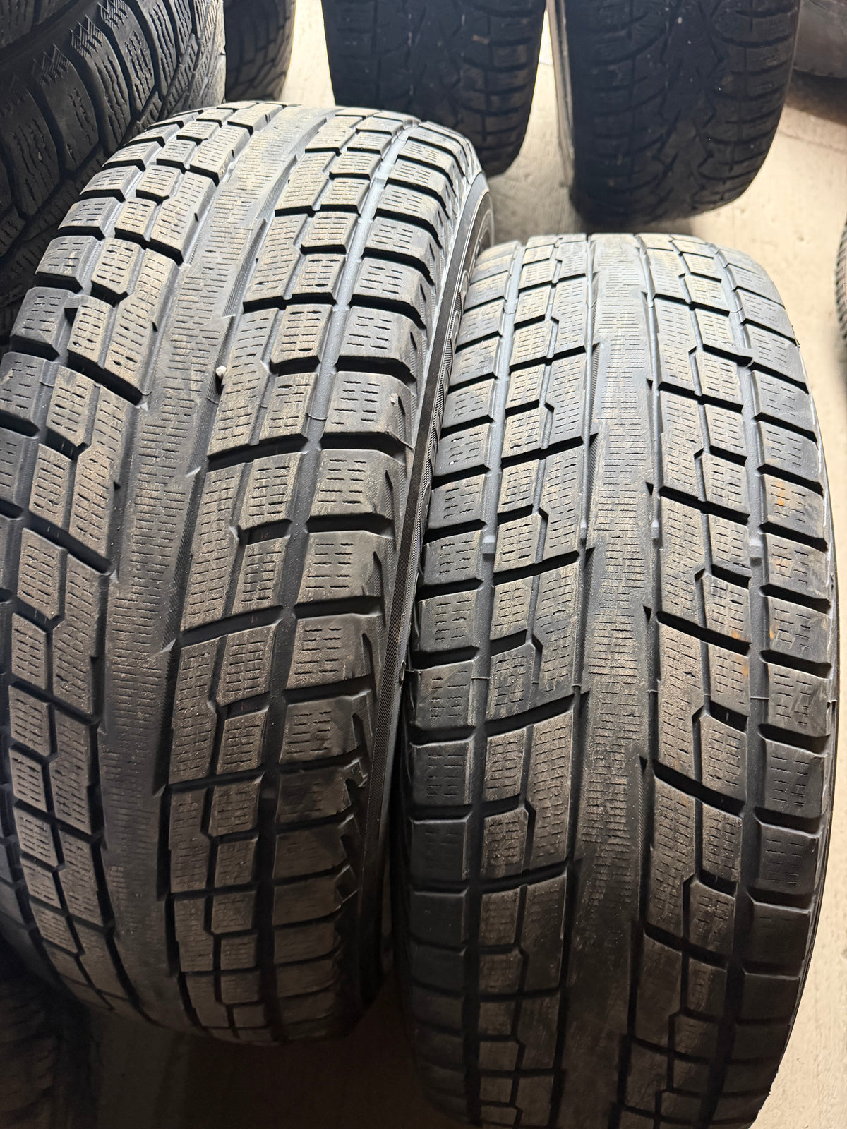 2 pneus d hiver 225/60r18 Yokohama en bon état