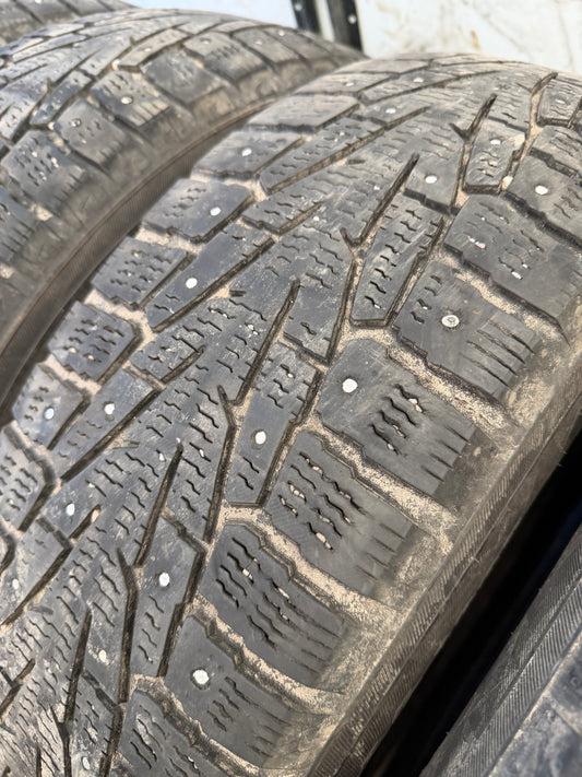 4 pneus d hiver 215/70r16 nokian