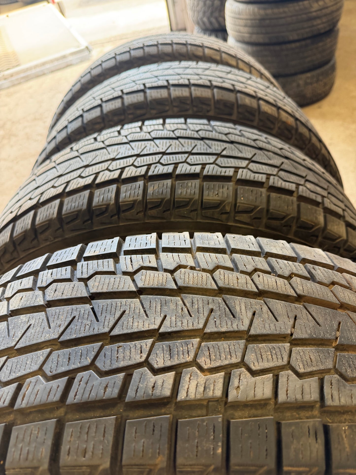 4 pneus d hiver 235/65r18 Yokohama a l état neuf