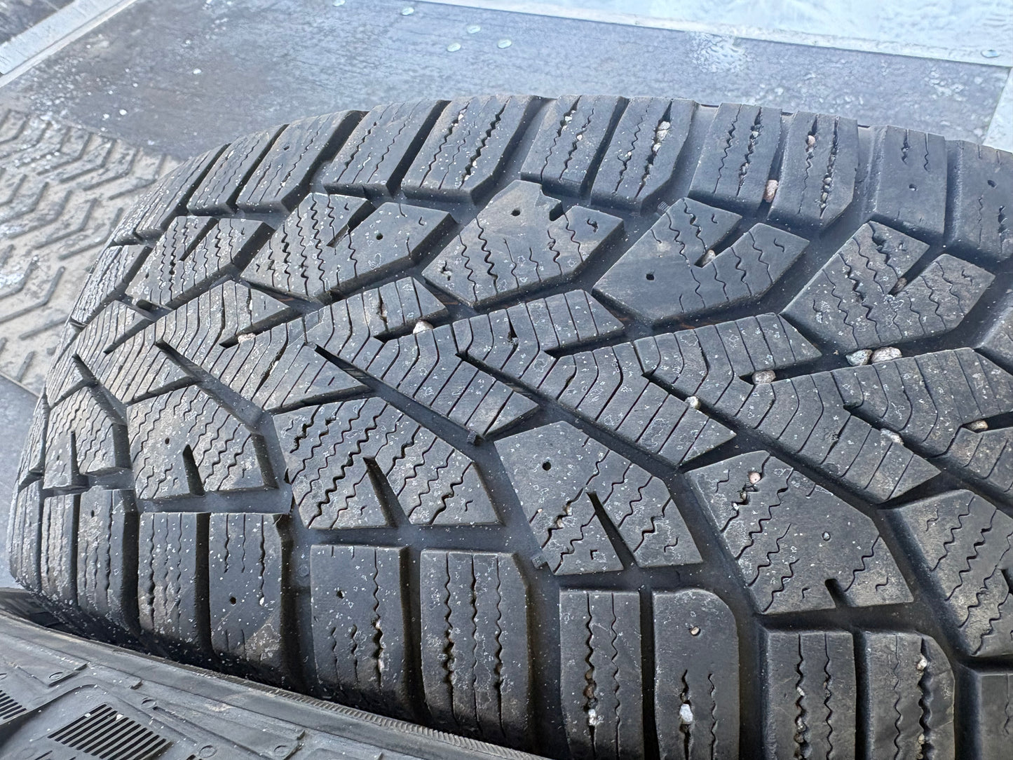 4 pneus d hiver 195/65r15 general en tres bon état
