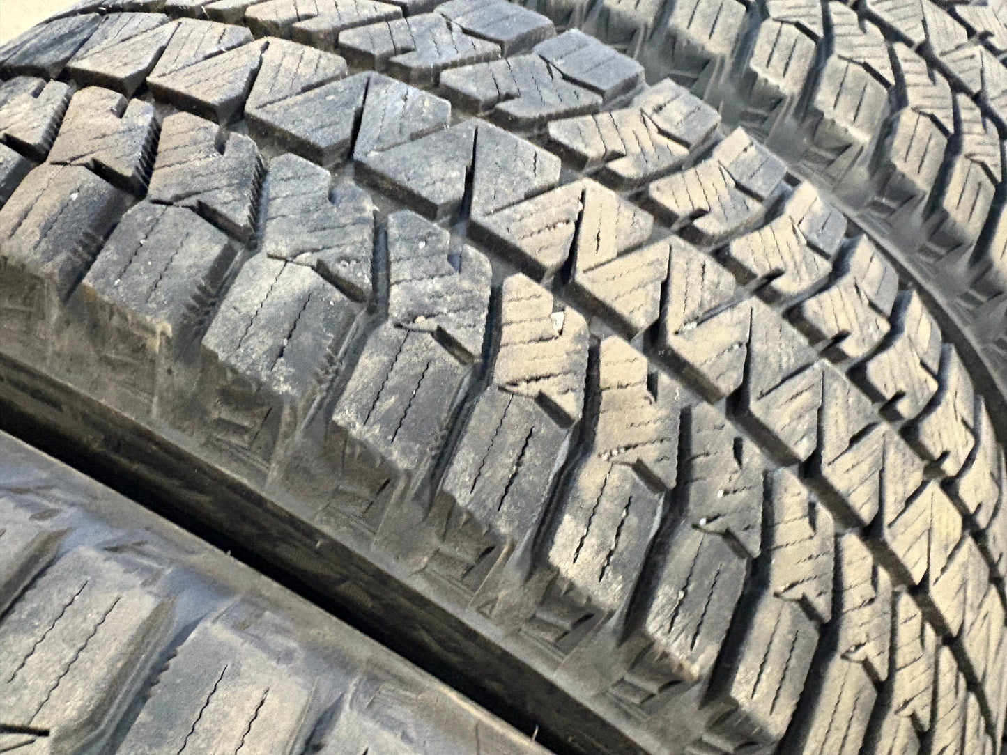 4 pneus d hiver 185/60r15 Bridgestone en bon etat