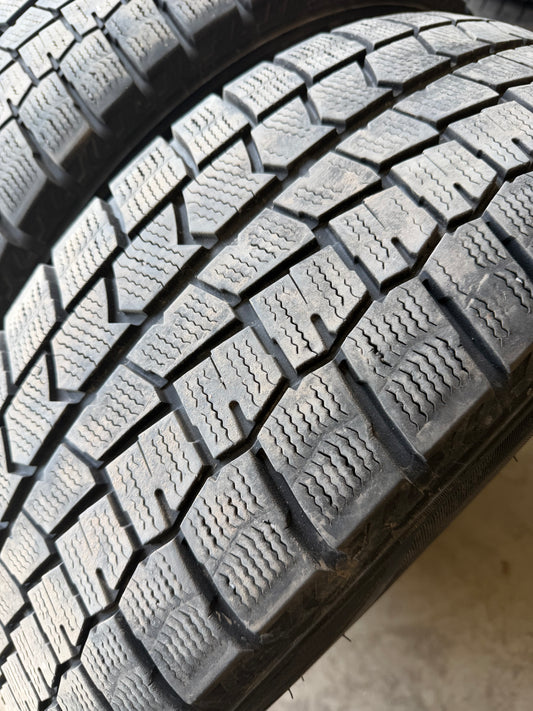 4 pneus d hiver 225/60r17 dunlop en bon état