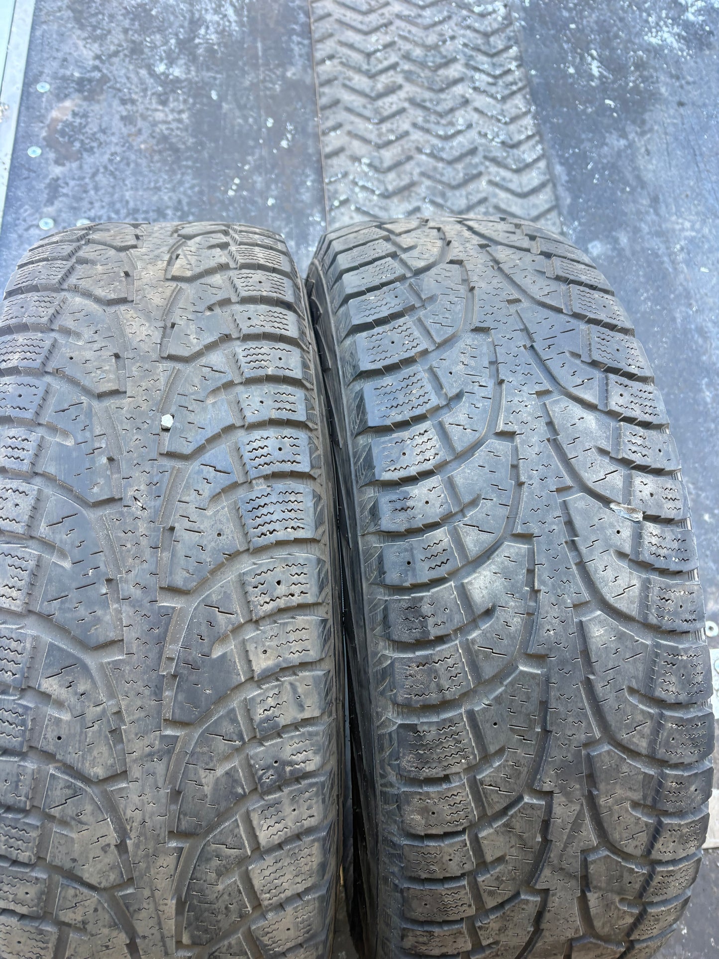 2 pneus d hiver 265/70r17 hankook en bon etat