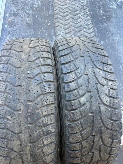 2 pneus d hiver 265/70r17 hankook en bon etat