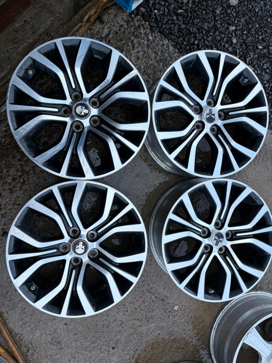 4 mags 18 pouces Mitsubishi 5x114.3 en parfaite etat