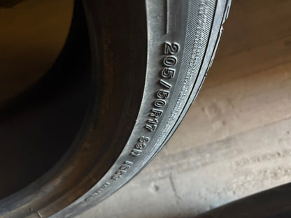 1 pneu d hiver 205/50r17 Yokohama en bon etat