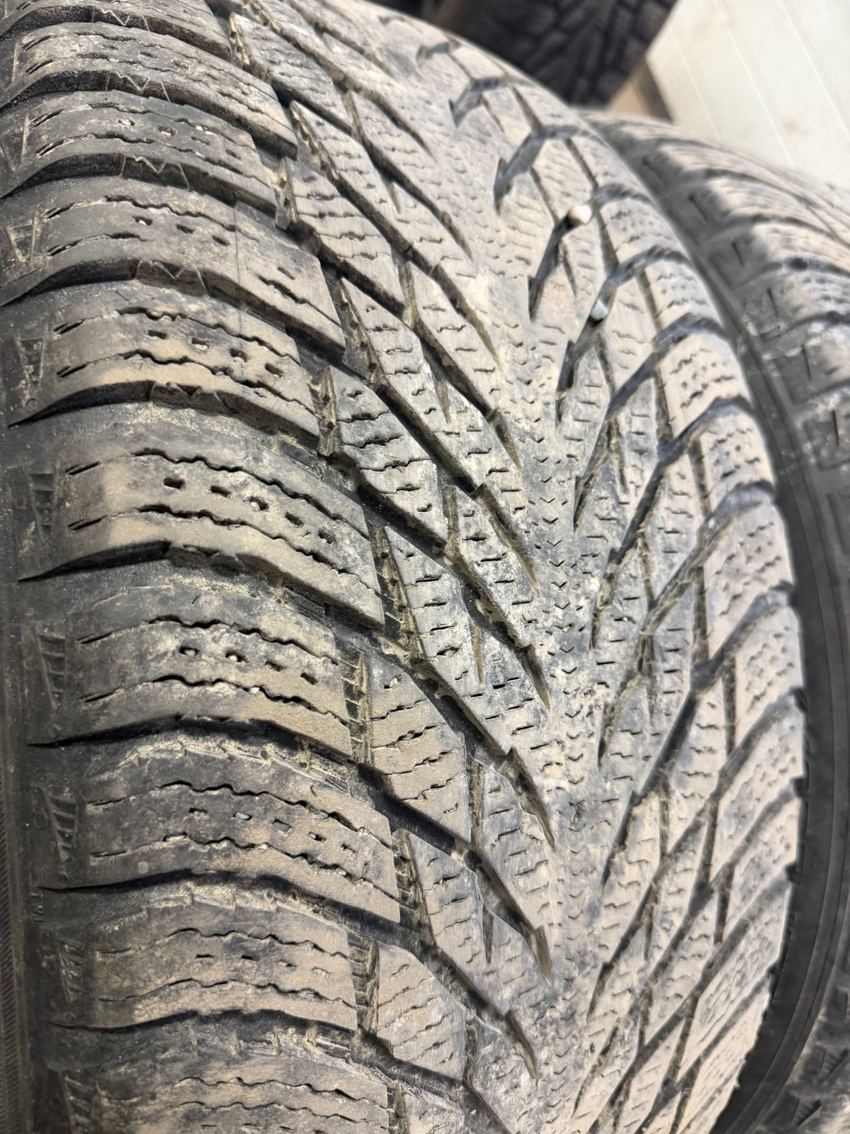 4 pneus d hiver 245/45r19 nokian en bon état