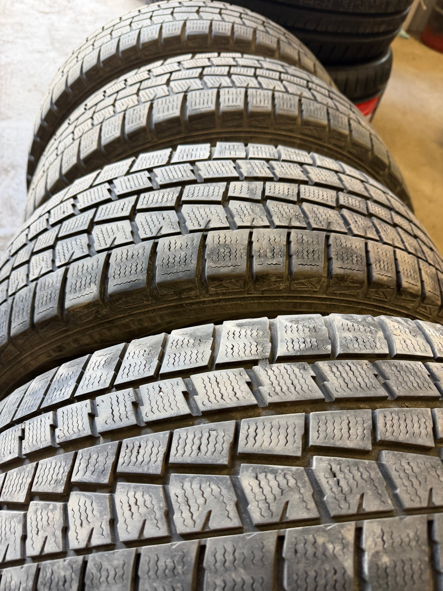4 pneus d hiver 205/60r16 dunlop en bon état