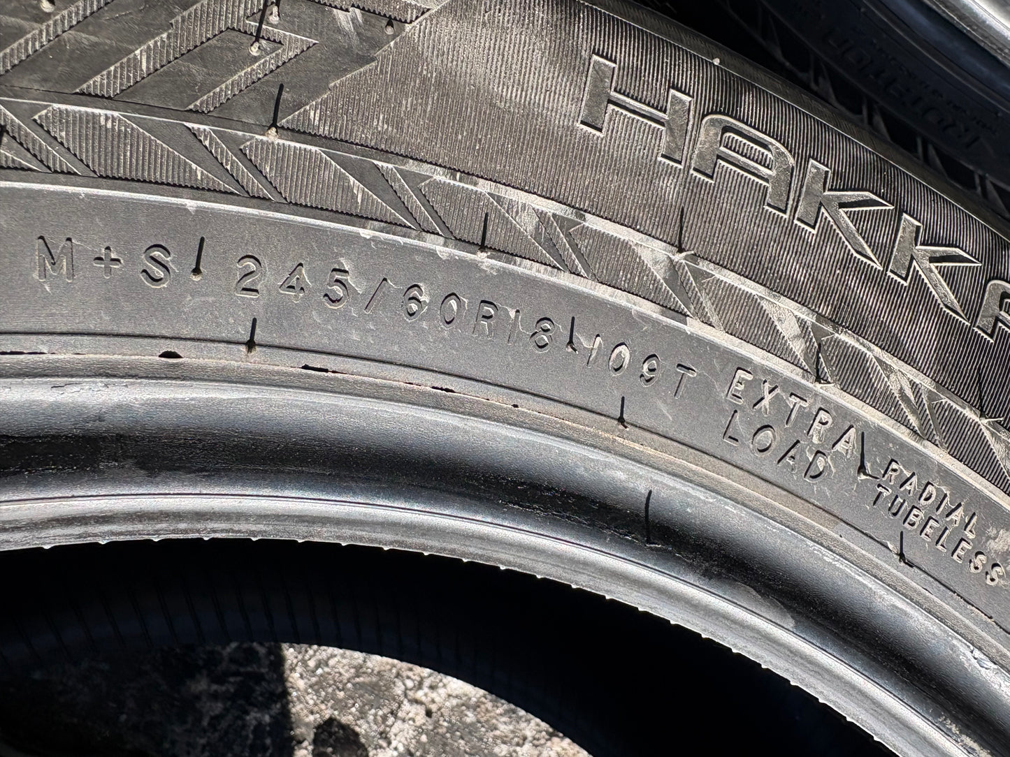 4 pneus d hiver 245/60r18 nokian a clou en tres bon état