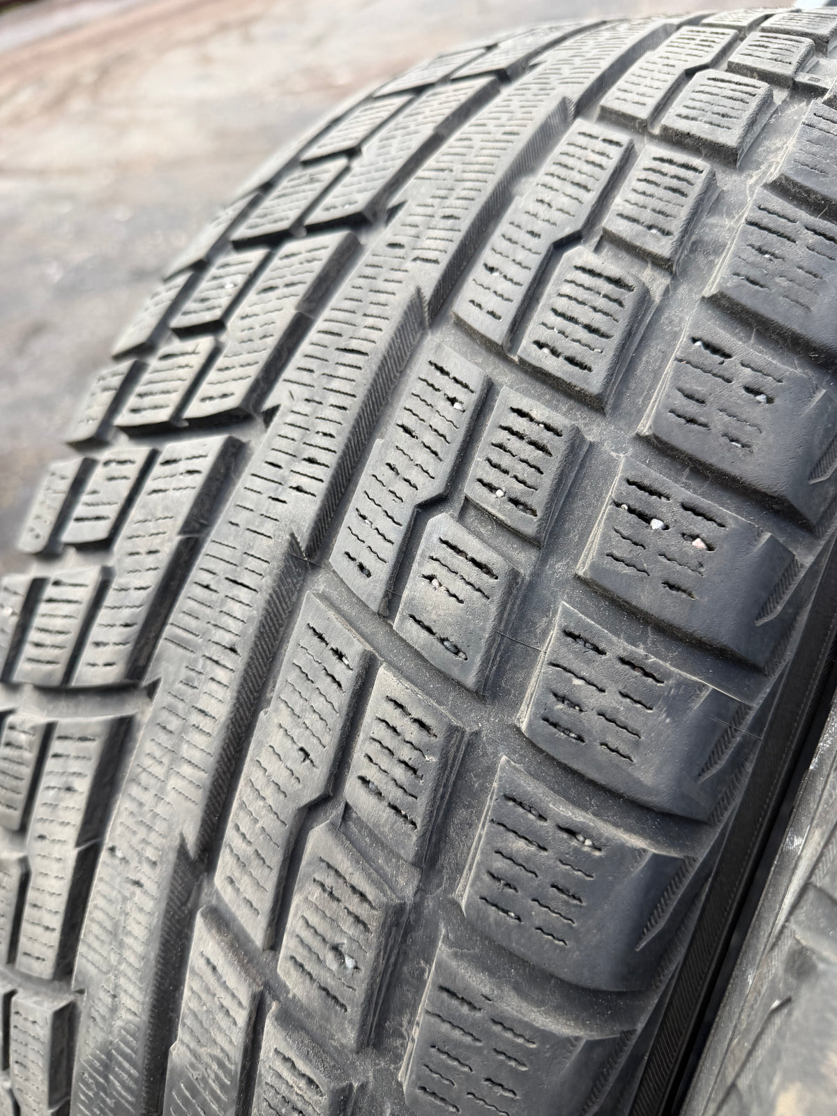 4 pneus d hiver 235/55r19 Yokohama en bon état