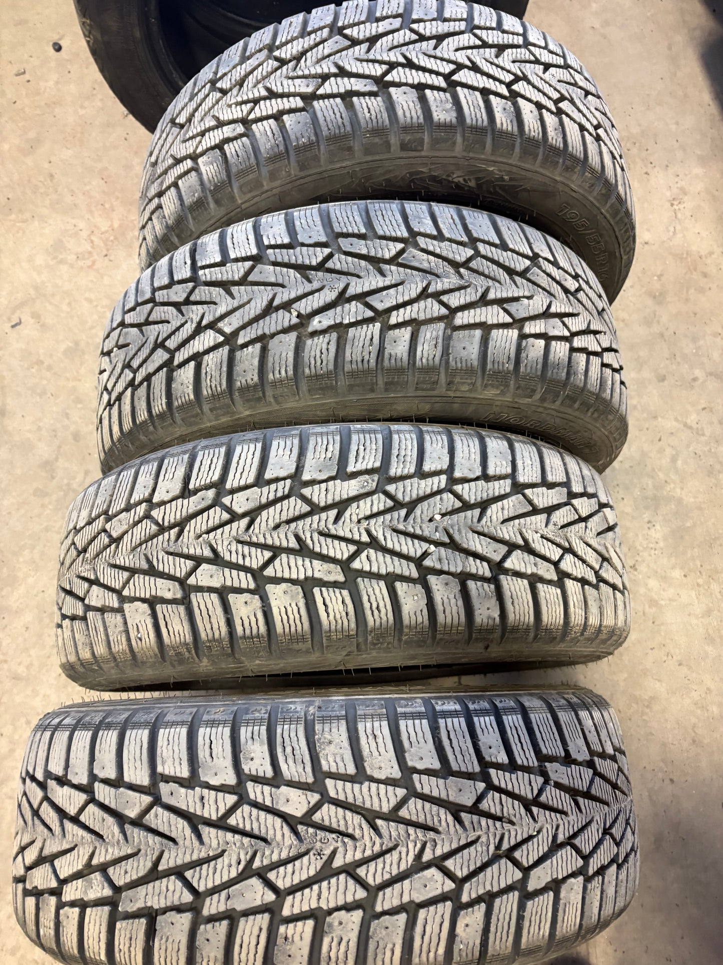 4 pneus d hiver 195/55r16 nokian a l etat neuf