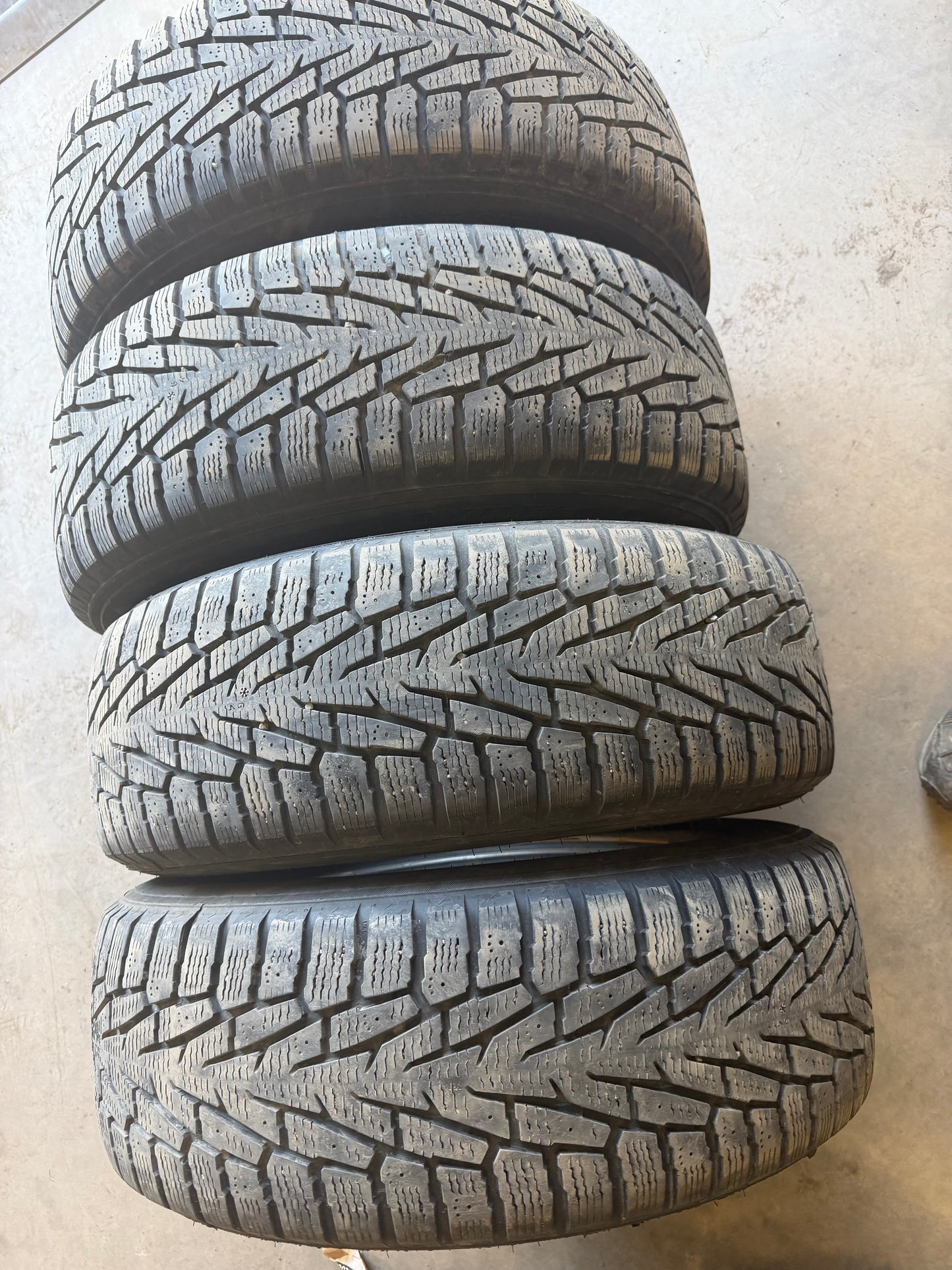 4 pneus d hiver 235/65r17 nokian en tres bon etat