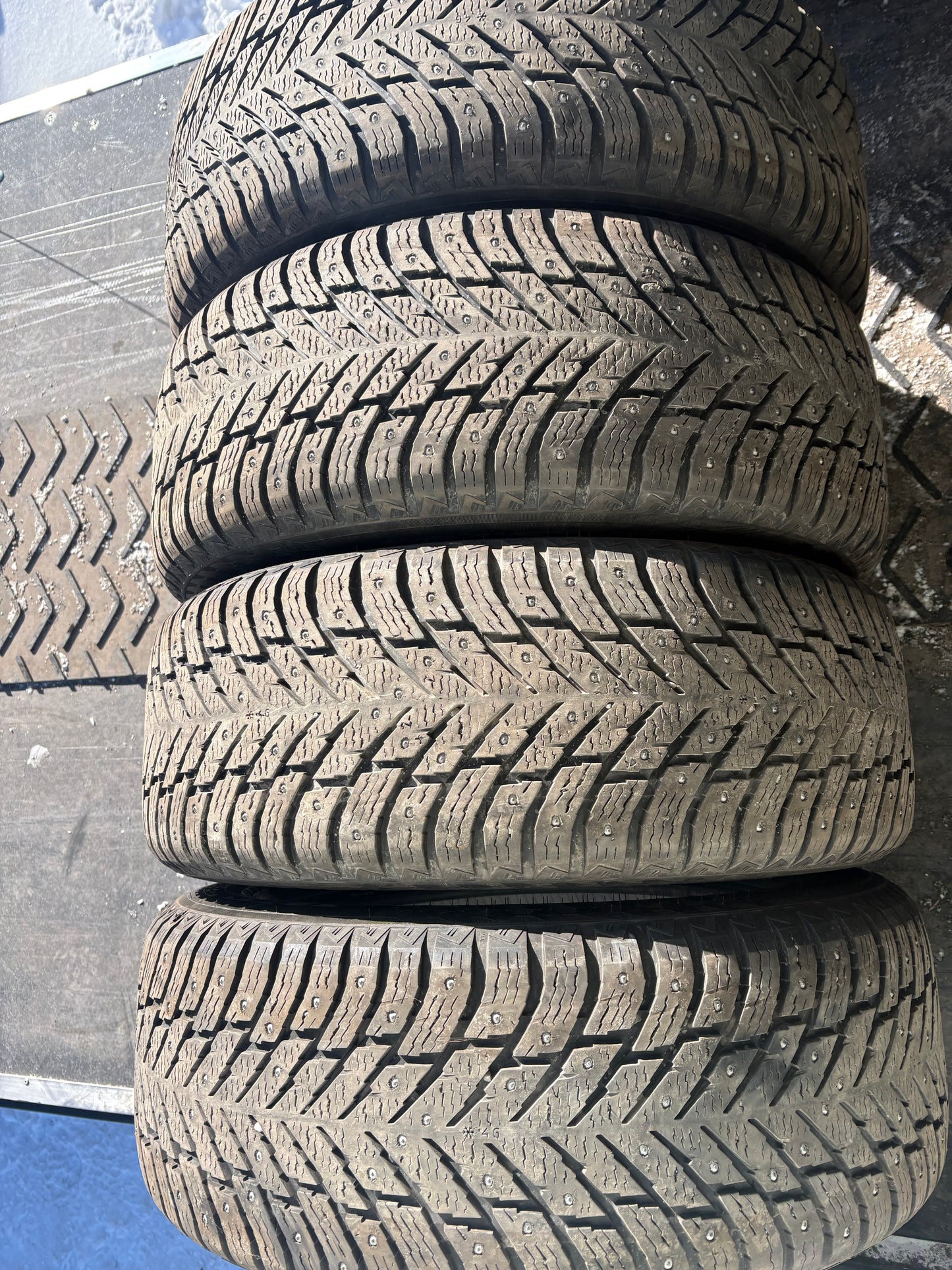 4 pneus d hiver 245/60r18 nokian a clou en tres bon état