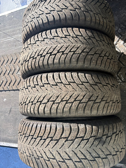 4 pneus d hiver 245/60r18 nokian a clou en tres bon état