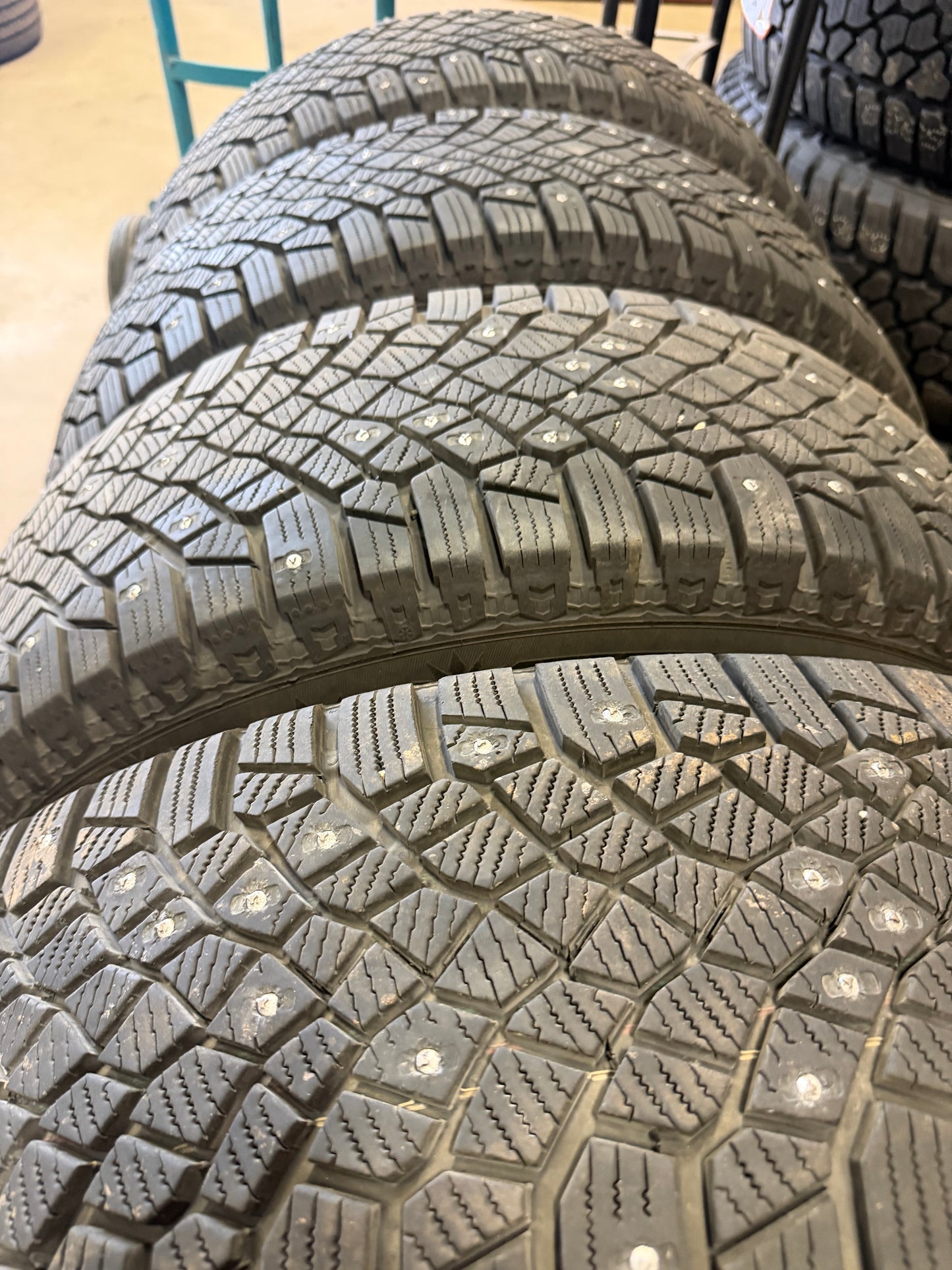 4 pneus d hiver 225/65r17 continental a clou a l état neuf