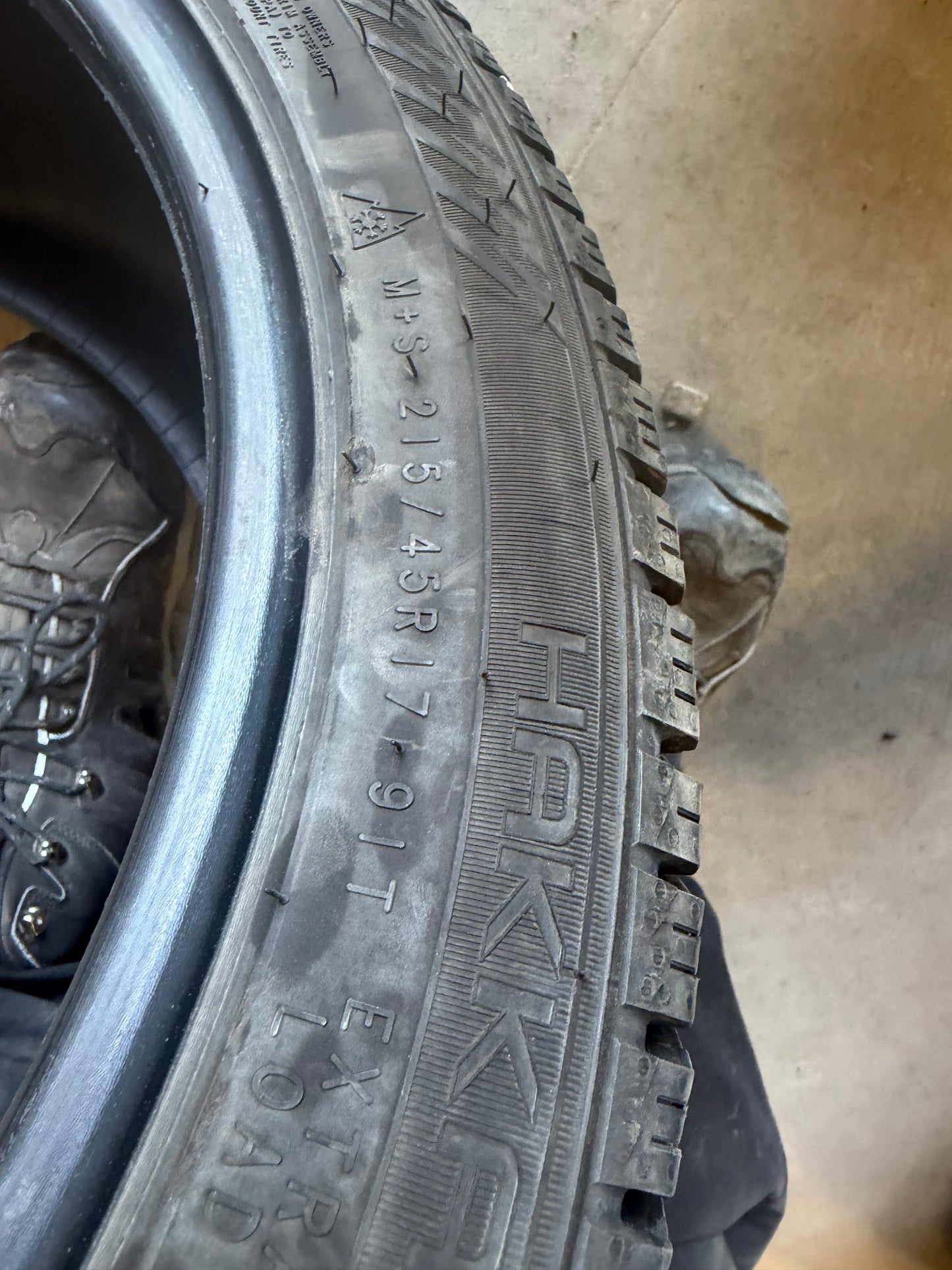 4 pneus d hiver 215/45r17 nokian en tres bon état