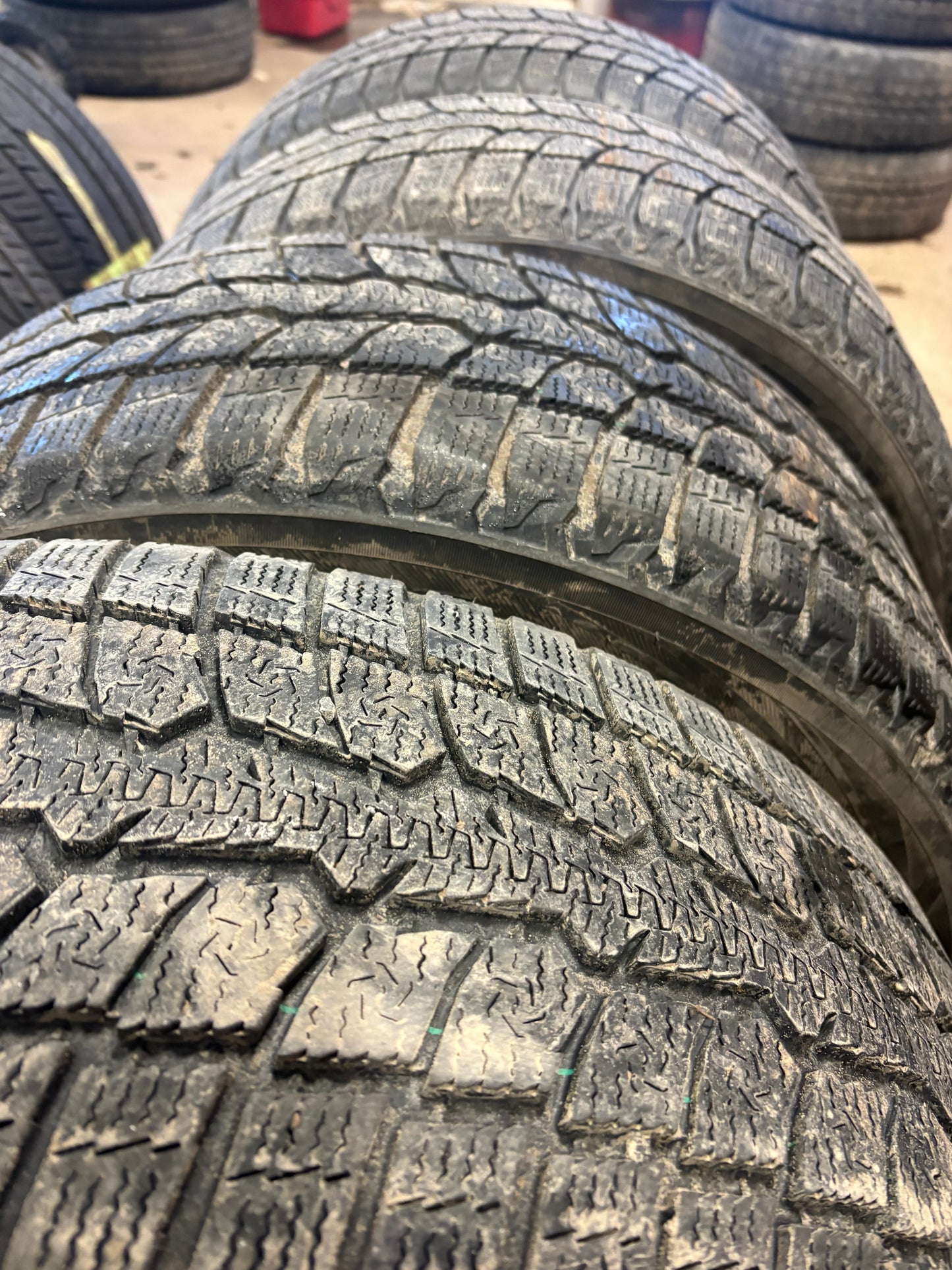 4 pneus d hiver 225/55r18 toyo a l etat neuf