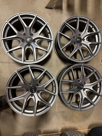 4 mags fast 18 pouces 5x114.3 en très bonne condition