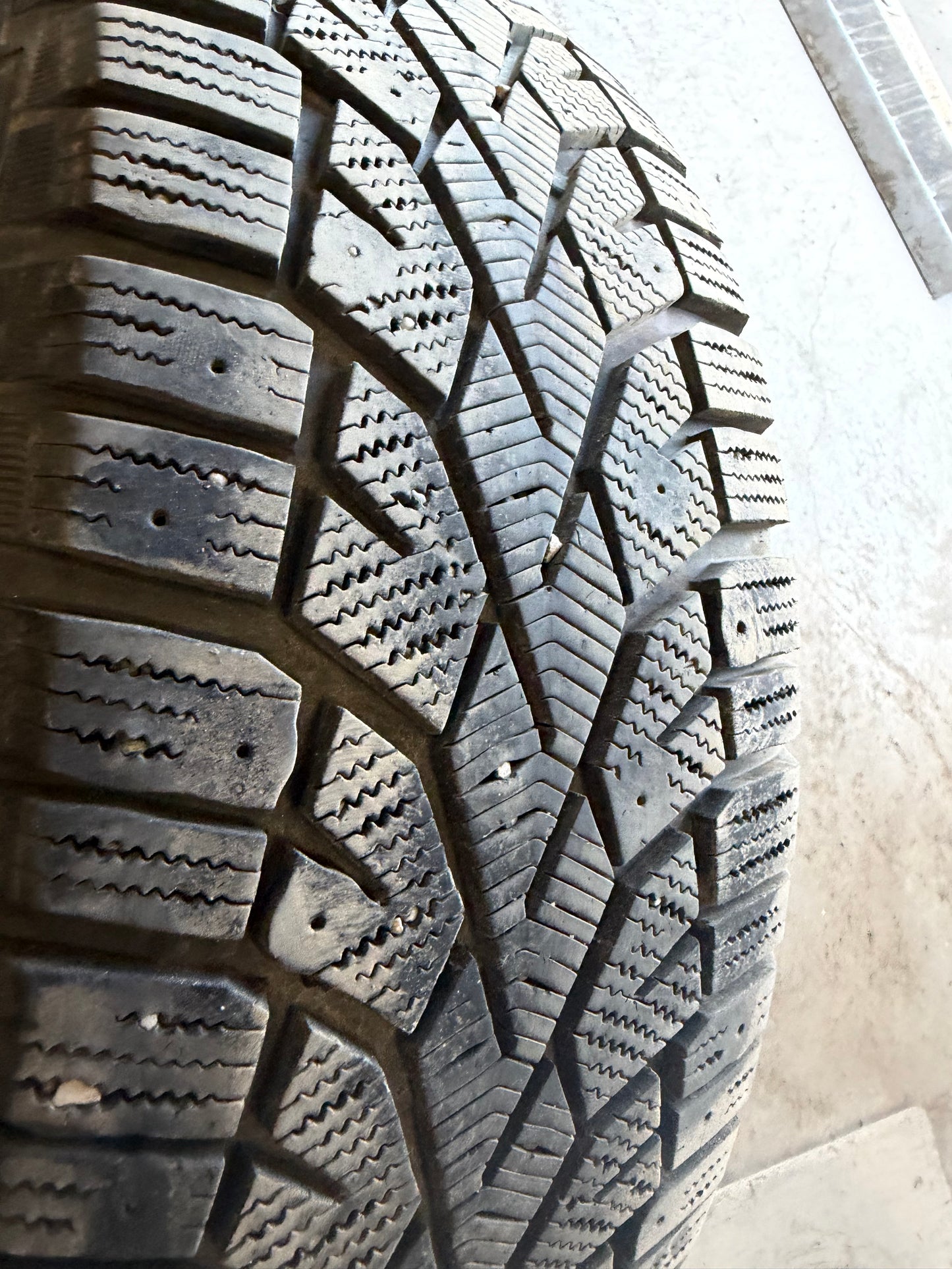 4 pneus d hiver 215/65r16 general en tres bon état