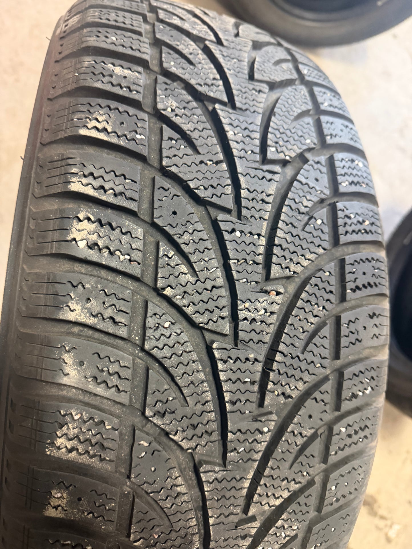 1 pneus d hiver 225/55r18 sailum en bon état
