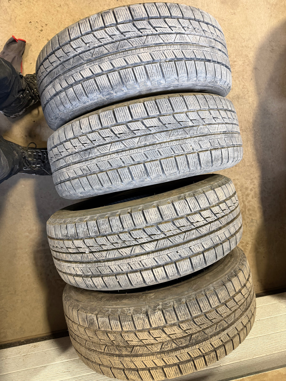 4 pneus d hiver 205/55r16 firemax en bon état