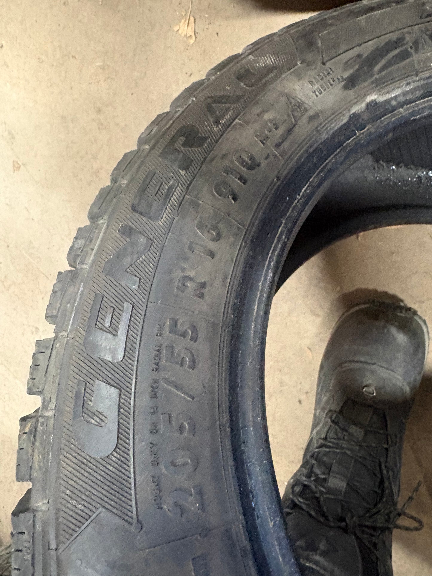 4 pneus d hiver 205/55r16 general en bon etat