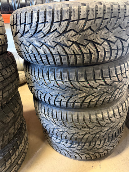 4 pneus d hiver 225/55r18 toyo en tres bon état