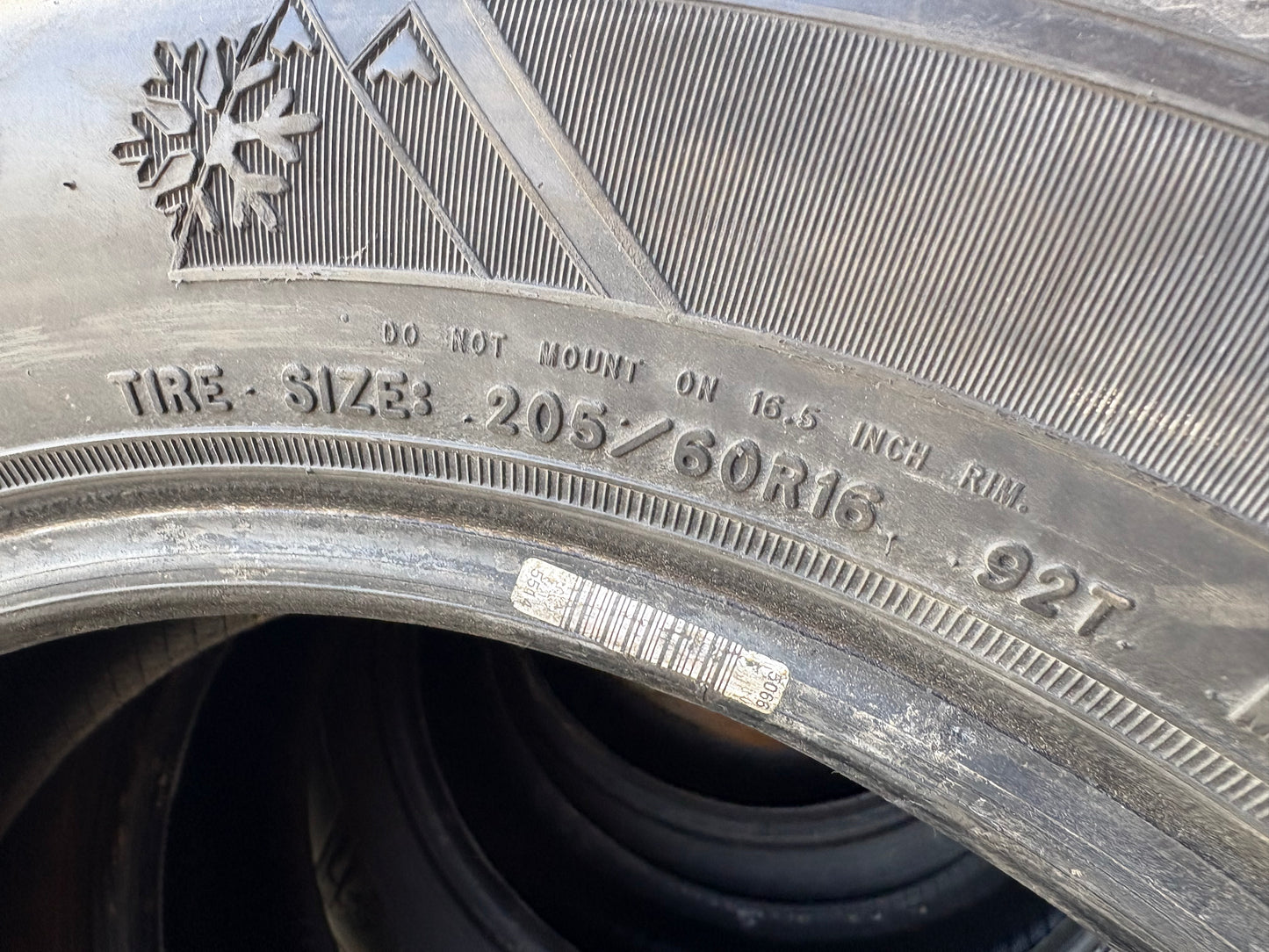 4 pneus d hiver 205/60r16 good year en bon etat